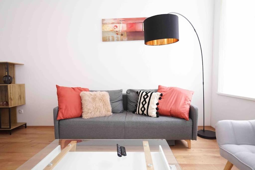 Modern Living In City Center - Fully Equipped Вена Экстерьер фото