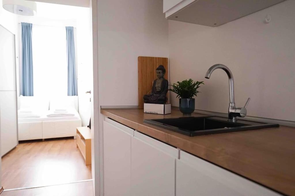 Modern Living In City Center - Fully Equipped Вена Экстерьер фото