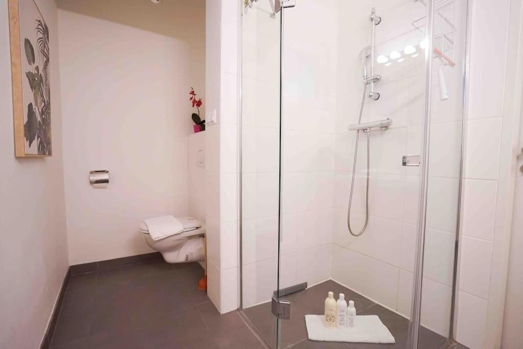 Modern Living In City Center - Fully Equipped Вена Экстерьер фото