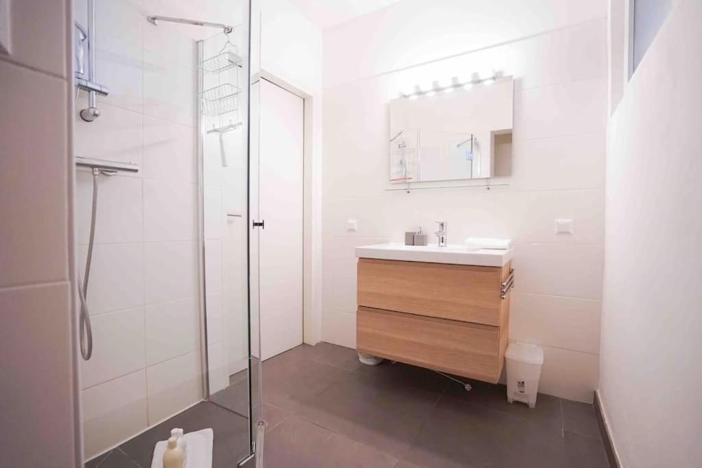 Modern Living In City Center - Fully Equipped Вена Экстерьер фото
